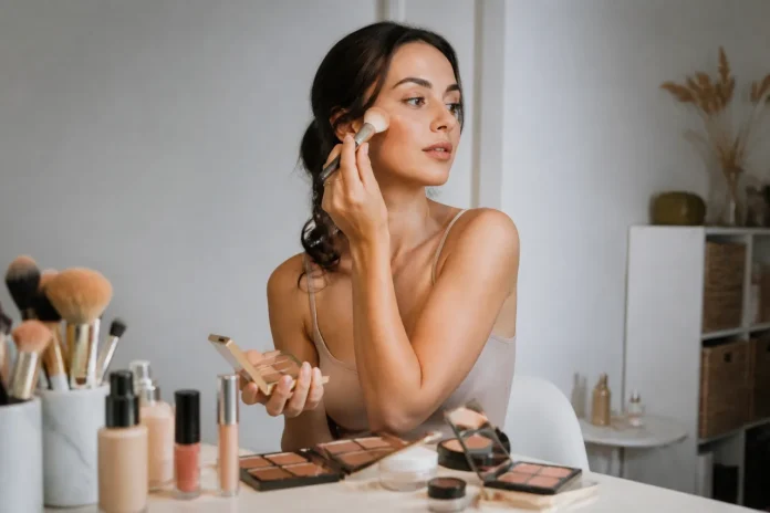 Conturul feței cu produse drugstore sau premium ce schimbă rezultatul